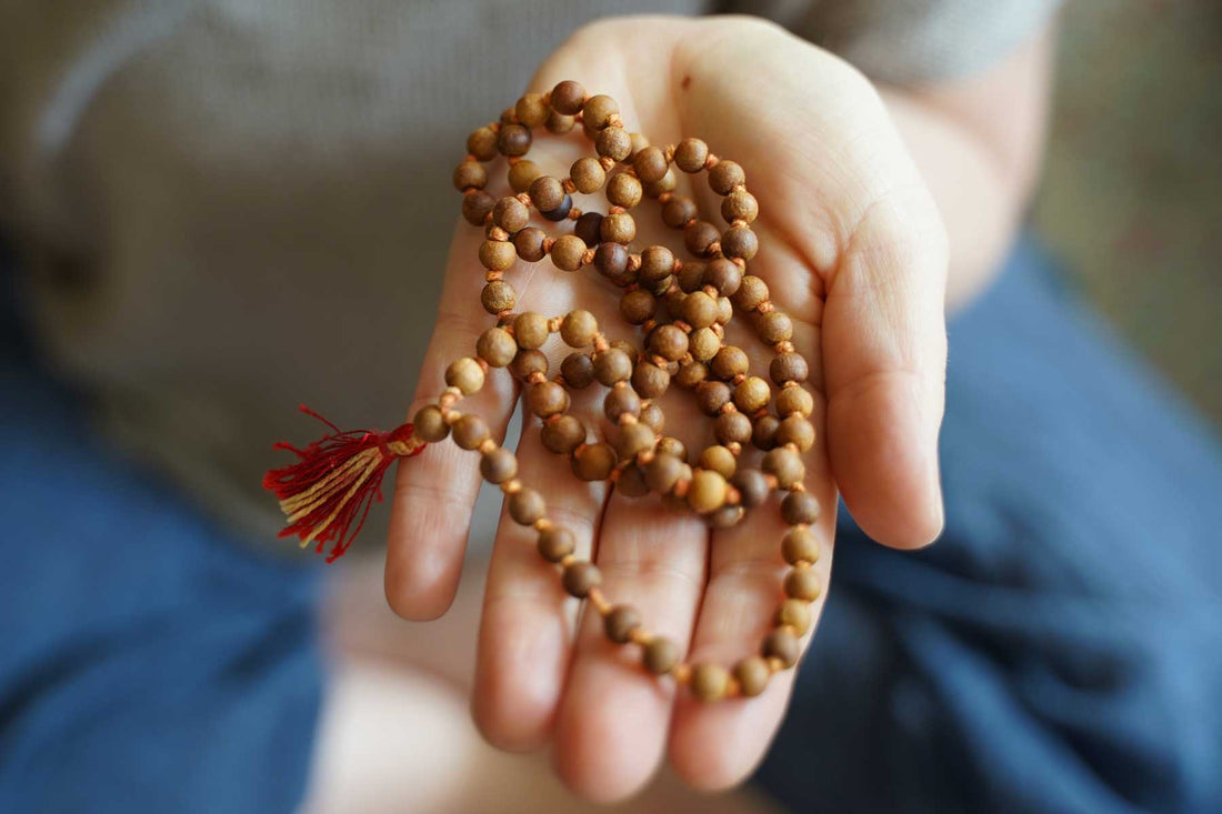 How to Use Mala Beads: A Step-by-Step Guide to Mala Meditation - YOGA  PRACTICE