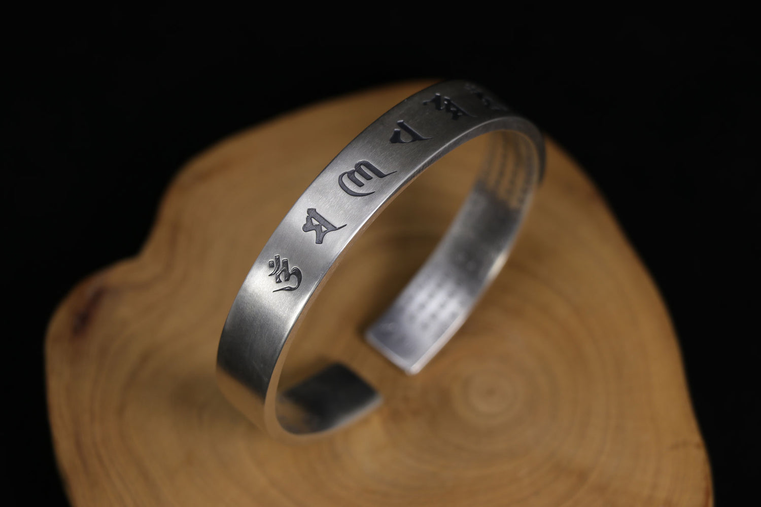 The Meanings, Benefits and Uses of an Om Mani Padme Hum Bracelet - Mantrapiece.com