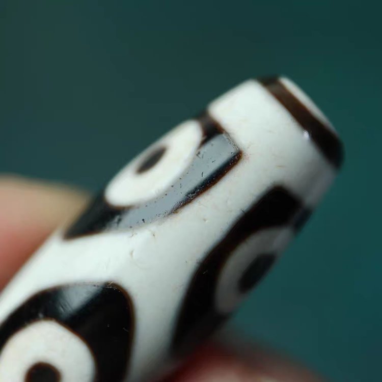 Weathering Calamities 6 Eye Dzi Bead