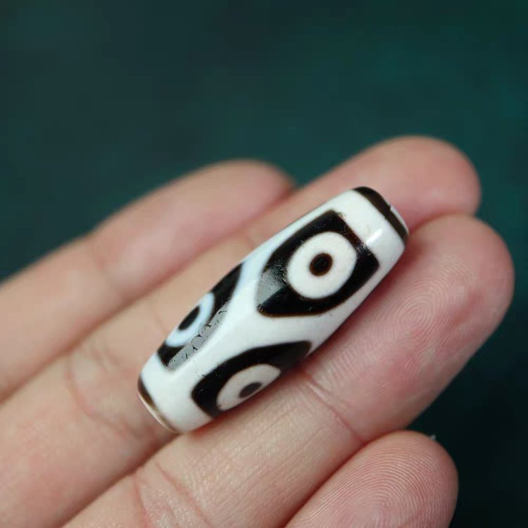 Weathering Calamities 6 Eye Dzi Bead