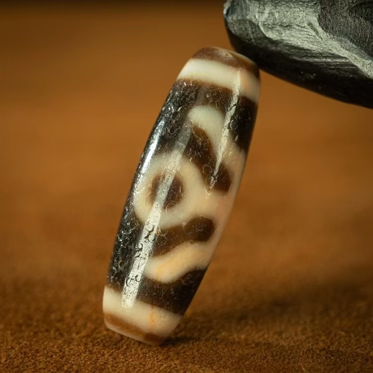 Noble Connections Aristocrat Dzi Bead