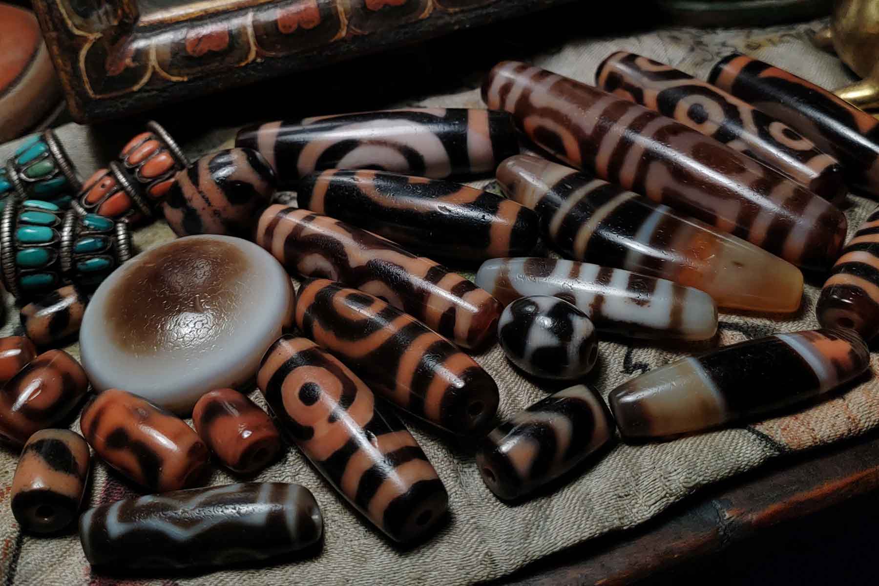 約1000年前‼️dZi beads 線天珠 チョンジー ネックレス Tibetan Dzi Bead Amulet - Himalayan Tian Zhu Stripes - Etsy
