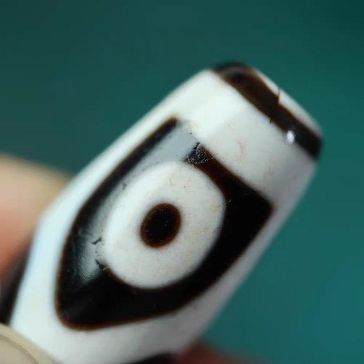 Weathering Calamities 6 Eye Dzi Bead