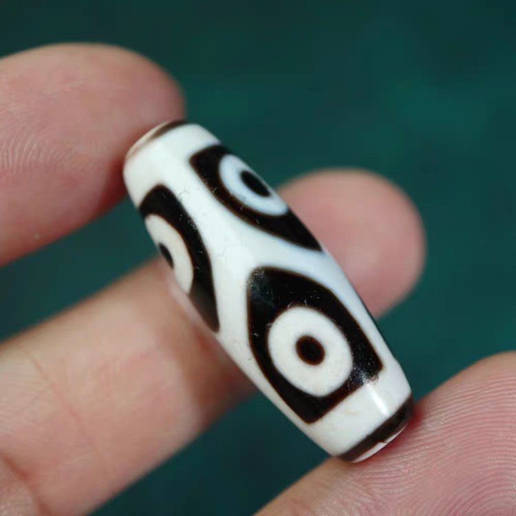 Weathering Calamities 6 Eye Dzi Bead