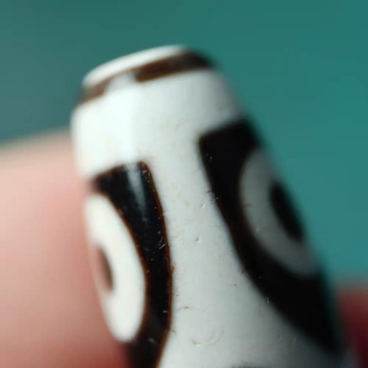 Weathering Calamities 6 Eye Dzi Bead